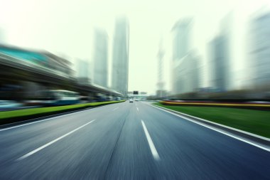 Modern şehir içinde kentsel yol