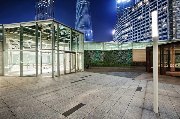 Caminho vazio iluminado perto do edifício moderno — Fotografia de Stock