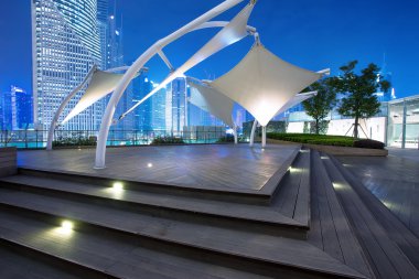 Modern building yakınındaki ışıklı boş patika