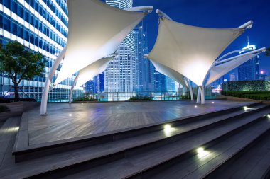 Modern building yakınındaki ışıklı boş patika