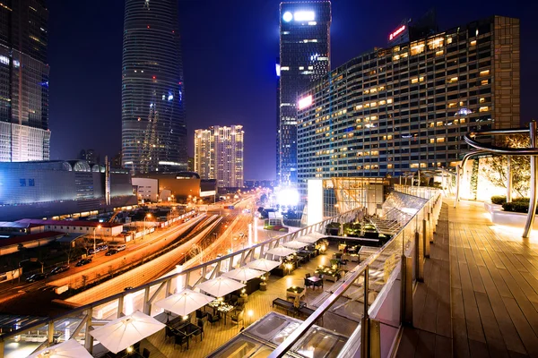 Skyline iluminado e edifícios na cidade moderna — Fotografia de Stock