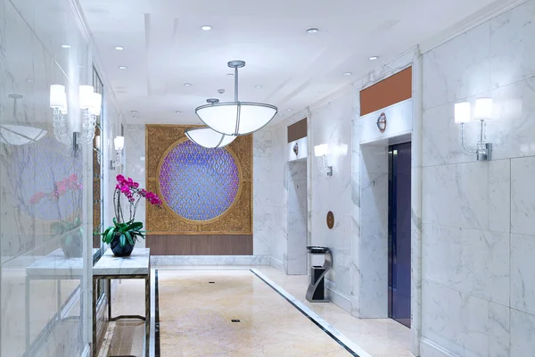 Asansör ile dekore edilmiş otel koridor — Stok fotoğraf