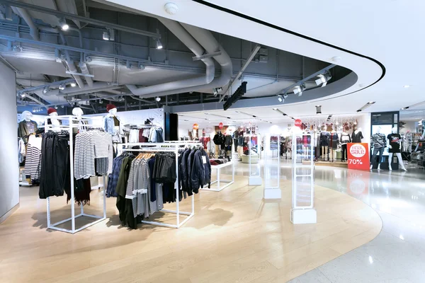 Mode kläder shopfront i köpcentrum — Stockfoto