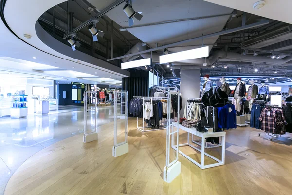 Tienda de ropa de moda en el centro comercial — Foto de Stock