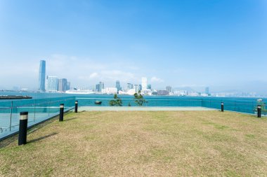 Patika ile cityscape uzakta boş