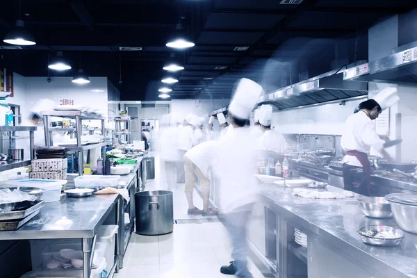 Cocina moderna del hotel y chefs ocupados . — Foto de Stock