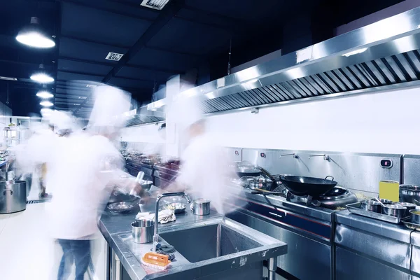 Cozinha moderna do hotel e chefs ocupados . — Fotografia de Stock