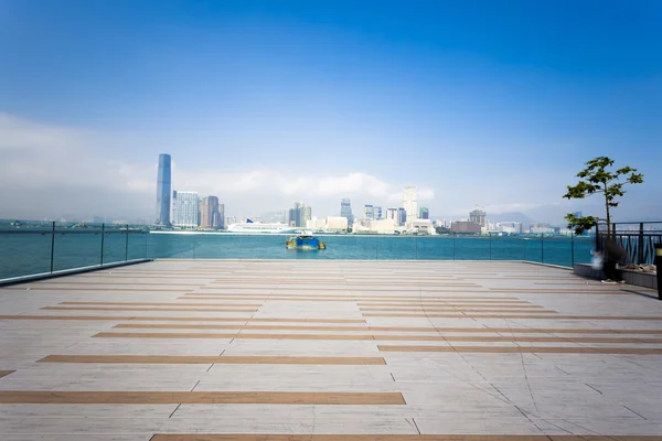 Empty footpath with cityscape at far away — Stock Photo, Image