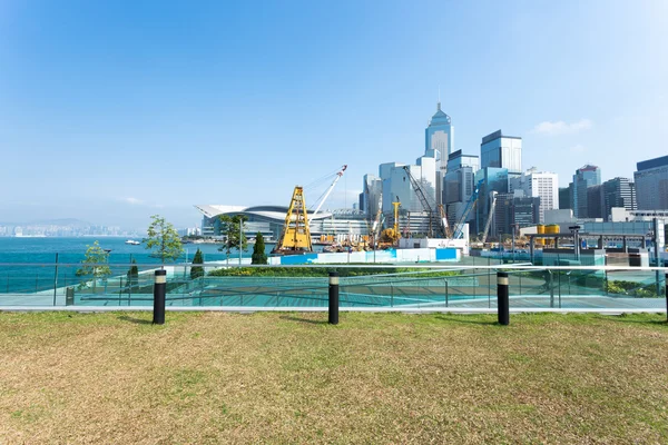 Empty footpath with cityscape at far away — Stock Photo, Image