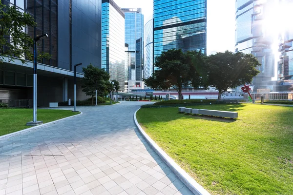 Empty pavement and skyscrapers in modern city — Stock Photo, Image