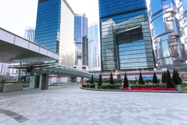 boş kaldırım ve modern şehir içinde gökdelenler
