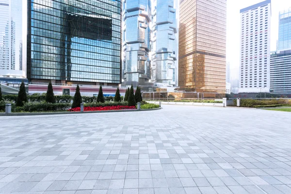 Empty pavement and skyscrapers in modern city — Stock Photo, Image
