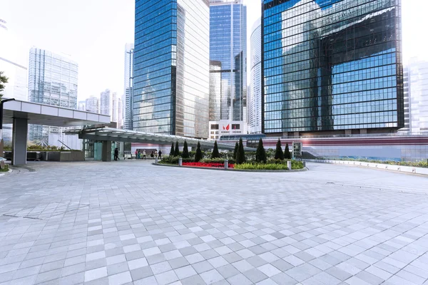 Empty pavement and skyscrapers in modern city — Stock Photo, Image
