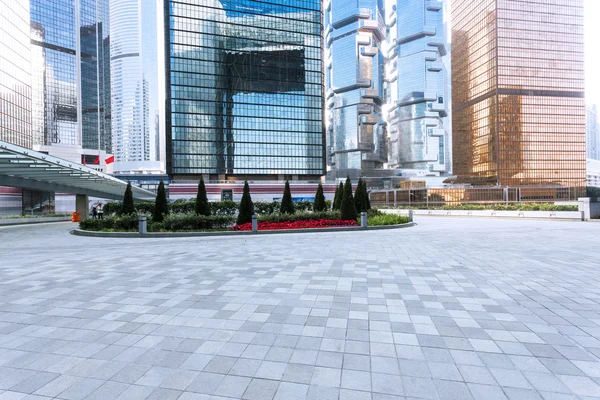 Empty pavement and skyscrapers in modern city — Stock Photo, Image