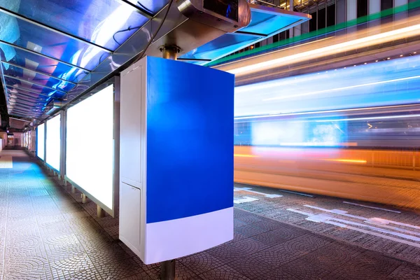 Trafikljuset vandringsleder i närheten busshållplats — Stockfoto