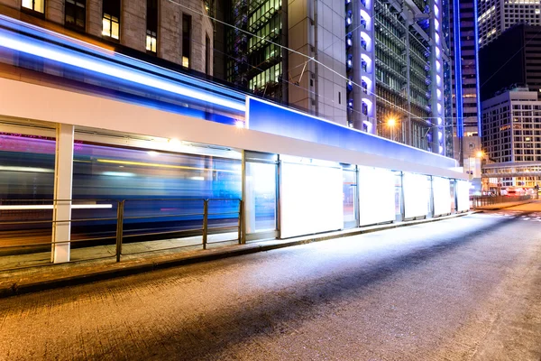 Світлофорні стежки поблизу автобусної зупинки — стокове фото