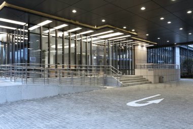 Boş yol ve modern bina