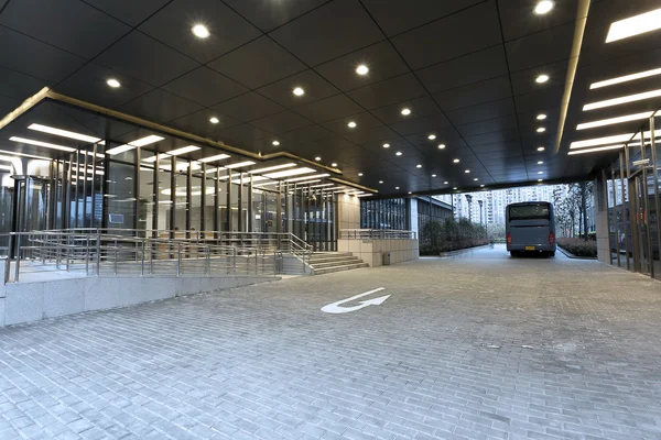 Empty road and modern building — Stock Photo, Image