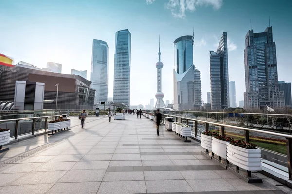 Pusty chodnik z nowoczesne skyline i budynków — Zdjęcie stockowe