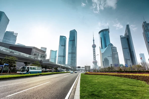 Strada urbana e moderno skyline della città — Foto Stock