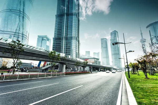 Urban road and modern city skyline — Stock Photo, Image