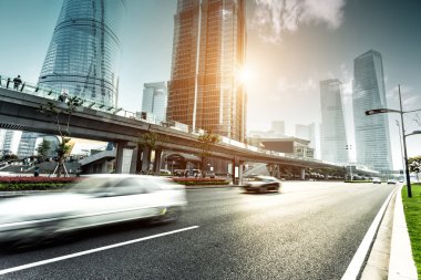 kentsel yol ve modern şehir manzarası 