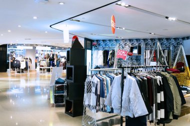 moda depolamak mankenler penceresinde