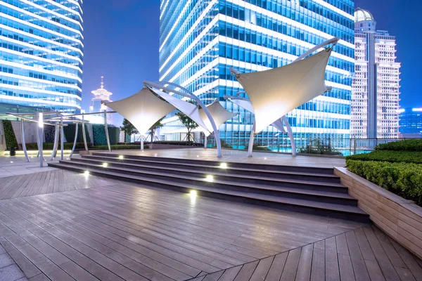 Lege wandelpad in de buurt van modern gebouw buitenkant — Stockfoto