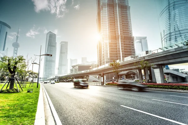 Strada urbana e moderno skyline della città — Foto Stock