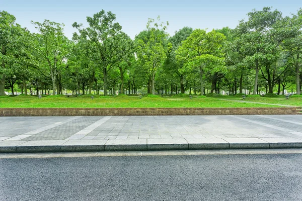 Estrada urbana com árvores verdes — Fotografia de Stock