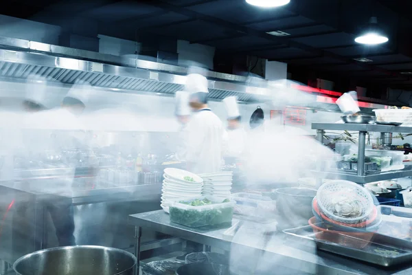 Сучасна кухня і зайняті кухарі в готелі — стокове фото