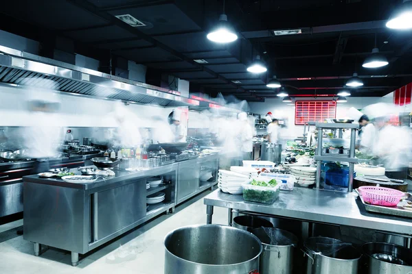 Moderne keuken en drukke chef-koks in hotel — Stockfoto