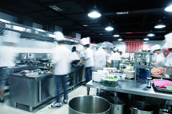 Cozinha moderna e chefs movimentados no hotel — Fotografia de Stock