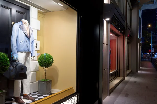 Manekin w moda sklep wyświetlania okna — Zdjęcie stockowe