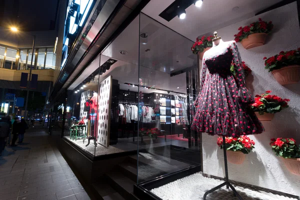 Mannequin in fashion shop display window — Stock Photo, Image