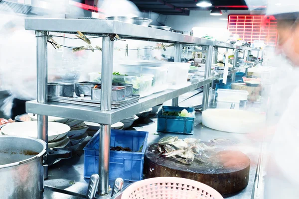 Cocina moderna y chefs ocupados en el hotel — Foto de Stock
