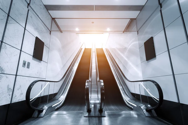 Escaleras mecánicas en túnel subterráneo —  Fotos de Stock