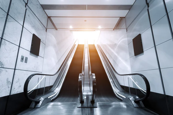 Rolltreppe in U-Bahn-Tunnel — Stockfoto