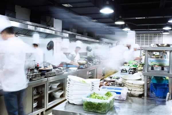Сучасна кухня і зайняті кухарі — стокове фото