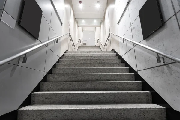 Escaleras en el pasillo del edificio — Foto de Stock