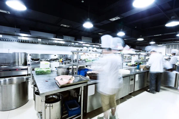 Moderne Küche und umtriebige Köche — Stockfoto