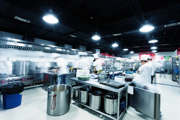 Cozinha moderna e chefs movimentados no hotel — Fotografia de Stock