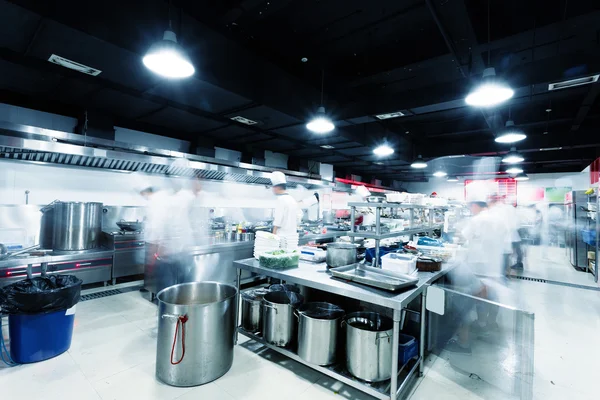 Сучасна кухня і зайняті кухарі в готелі — стокове фото
