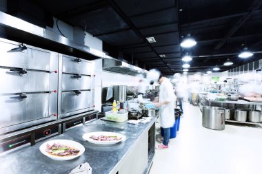 Modern mutfak ve meşgul şefler 