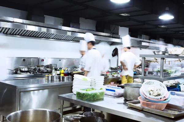 Cozinha moderna e chefs ocupados — Fotografia de Stock