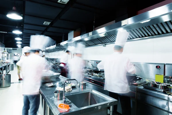 Cozinha moderna e chefs movimentados no hotel — Fotografia de Stock