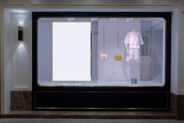 Манекен у вікні модного магазину — стокове фото