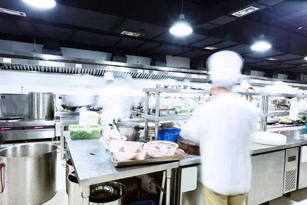 Cozinha moderna e chefs ocupados — Fotografia de Stock