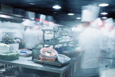 Modern mutfak ve meşgul şefler otel