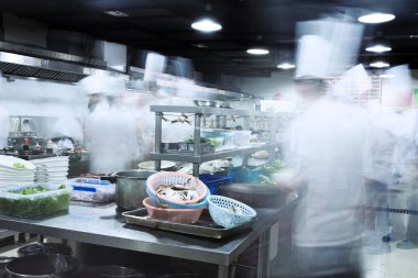 Modern mutfak ve meşgul şefler 